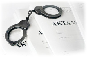 Zdjęcie kajdanek oraz akt sprawy.