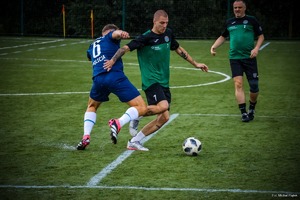 Zdjęcie przedstawiające mężczyzna na boisku podczas meczu.