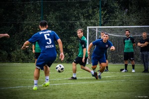 Zdjęcie przedstawiające mężczyzna na boisku podczas meczu.