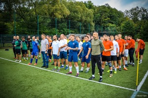 Zdjęcie grupowe osób biorących udział w turnieju.