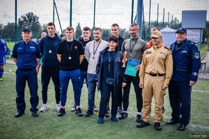 Zdjęcie przedstawiające policjantów w Rybnika oraz organizatorów.