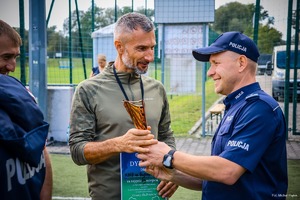 Zdjęcie przedstawiające moment wręczania pucharu.