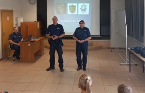 Zdjęcie policjantów w trakcie prelekcji.