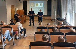 Zdjęcie policjantów i dzieci w trakcie prelekcji.