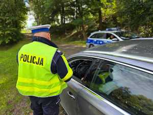 Zdjęcie przedstawiające policjanta ruchu drogowego.