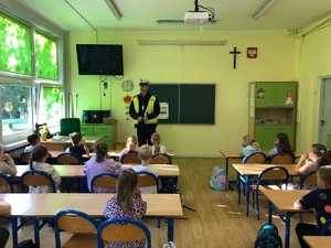 Zdjęcie policjanta i dzieci.