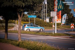 Zdjęcie przedstawiające radiowóz policyjny.