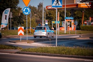 Zdjęcie przedstawiające radiowóz policyjny.