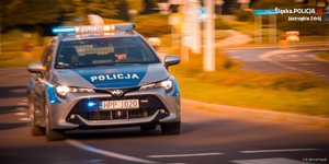 Zdjęcie przedstawiające radiowóz policyjny.