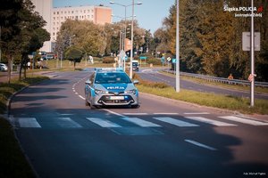 Zdjęcie przedstawiające radiowóz policyjny.