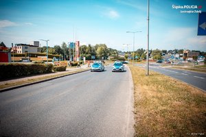 Zdjęcie przedstawiające radiowozy policyjne.