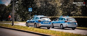 Zdjęcie przedstawiające radiowozy policyjne.