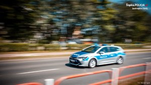 Zdjęcie przedstawiające radiowóz policyjny.