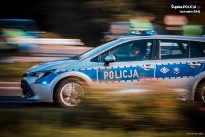 Zdjęcie przedstawiające radiowóz policyjny.