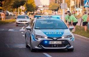 Zdjęcie przedstawiające radiowóz policyjny.