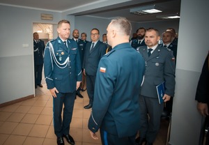 Zdjęcie przedstawiające Pana Komendanta Wojewódzkiego inspektora Radosława Kacprzaka w trakcie składania meldunku.
