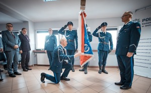 Zdjęcie przedstawiające Pana Komendanta Hynka w trakcie całowania sztandaru.
