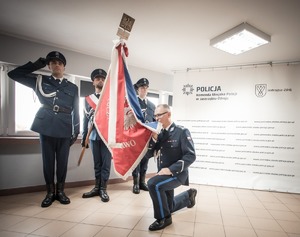Zdjęcie przedstawiające Pana Komendanta Bonalskiego w trakcie całowania sztandaru.