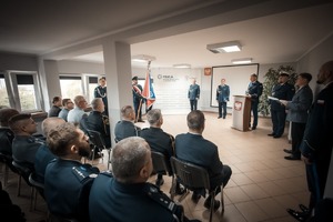 Zdjęcie przedstawiające zgromadzonych na uroczystości.