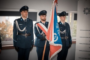 Zdjęcie przedstawiające Sztandar i policjantów.