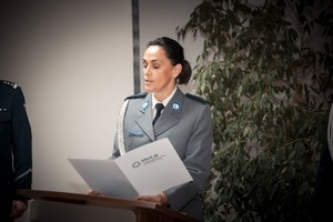 Zdjęcie przedstawiające policjantkę w trakcie odczytania rozkazu.