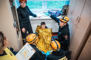 Zdjęcie przedstawiające uczestników biorących udział w wykonywanym zadaniu oraz policjantkę.