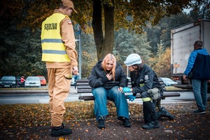Zdjęcie przedstawiające uczestników biorących udział w wykonywanym zadaniu przy udzielaniu pierwszej pomocy.