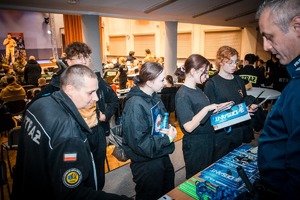 Zdjęcie przedstawiające stoisko profilaktyczne oraz uczestników manewrów.