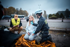 Zdjęcie przedstawiające uczestników biorących udział w wykonywanym zadaniu przy udzielaniu pierwszej pomocy.