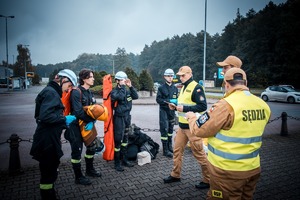 Zdjęcie przedstawiające uczestników biorących udział w wykonywanym zadaniu oraz sędziów.
