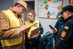 Zdjęcie przedstawiające sędziów oraz policjantkę.