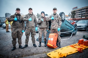 Zdjęcie przedstawiające uczestników biorących udział w wykonywanym zadaniu.