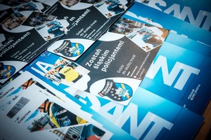Zdjęcie przedstawiające stoisko w gazetkami policyjnymi.