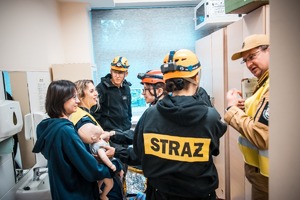 Zdjęcie przedstawiające uczestników biorących udział w wykonywanym zadaniu oraz policjantkę i sędziego.
