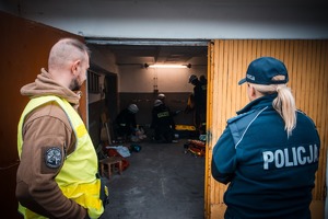 Zdjęcie przedstawiające uczestników biorących udział w wykonywanym zadaniu oraz policjantów.