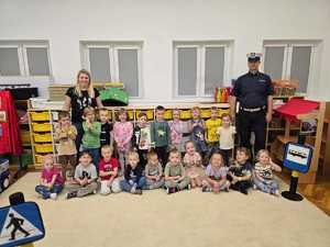 Zdjęcie przedstawiające bawiące się dzieci miasteczkiem ruchu drogowego.