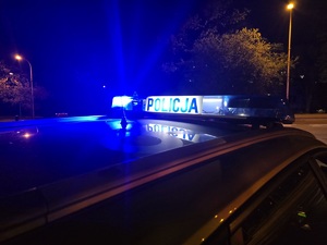 Zdjęcie radiowozu z światłem pojazdu uprzywilejowanego.