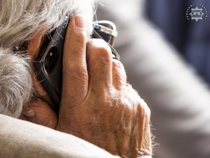Zdjęcie kobiety rozmawiającej przez telefon.