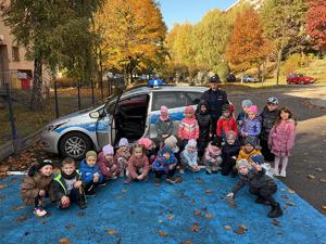 Zdjęcie przedstawiające policjantów oraz dzieci.