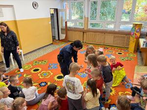 Zdjęcie przedstawiające policjantów oraz dzieci.