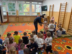 Zdjęcie przedstawiające policjantów oraz dzieci.