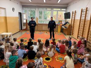 Zdjęcie przedstawiające policjantów oraz dzieci.