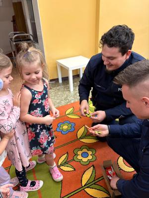 Zdjęcie przedstawiające policjantów oraz dzieci.