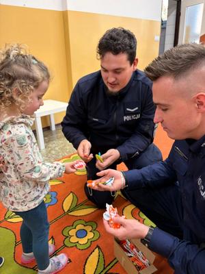 Zdjęcie przedstawiające policjantów oraz dzieci.