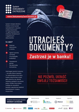 Zdjęcie plakatu, na którym widnieje zakapturzony mężczyzna.