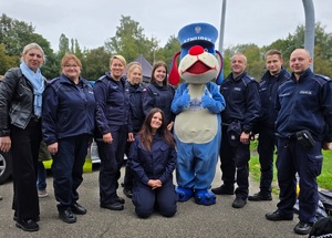 Zdjęcie przedstawiające policjantów oraz uczniów klas mundurowych.