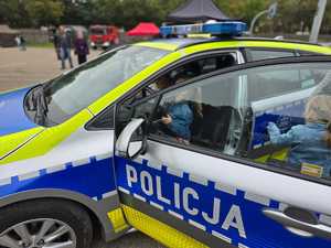 Zdjęcie przedstawiające dziecko w radiowozie.