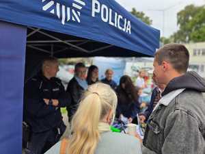 Zdjęcie przedstawiające osoby przy stoisku profilaktycznym.