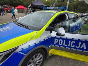 Zdjęcie przedstawiające radiowóz policyjny.