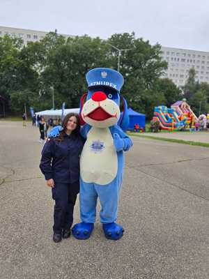 Zdjęcie przedstawiające Sznupka oraz uczennicę klasy mundurowej.